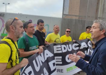 Rebuda dels sindicats d’ensenyament al conseller Cambray, a l’institut de Roquetes