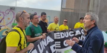 Rebuda dels sindicats d’ensenyament al conseller Cambray, a l’institut de Roquetes