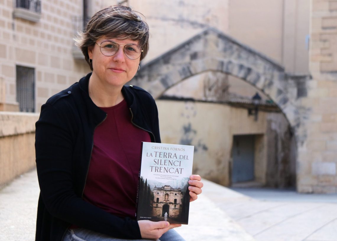La morenca Cristina Fornós reivindica el paisatge del Priorat a la novel·la ‘La terra del silenci trencat’
