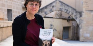 La morenca Cristina Fornós reivindica el paisatge del Priorat a la novel·la ‘La terra del silenci trencat’