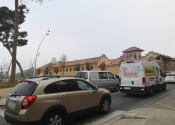 Veïns del centre històric i Remolins busquen signatures per reclamar aparcaments