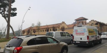 Veïns del centre històric i Remolins busquen signatures per reclamar aparcaments