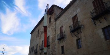 Els Agents Rurals inspeccionen unes obres del Palau del Bisbe per la possible destrucció de nius d’oronetes
