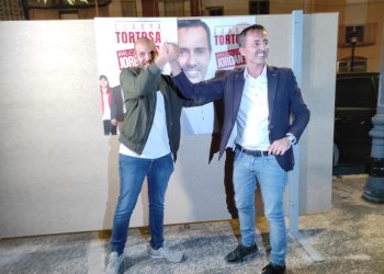 Així va ser l’enganxada dels cartells a Tortosa per a les municipals del 28 de maig