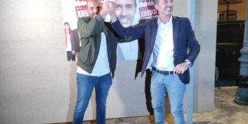 Així va ser l’enganxada dels cartells a Tortosa per a les municipals del 28 de maig