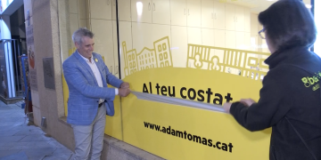 Amposta dona el tret de sortida a la cursa pel 28-M amb la penjada de cartells