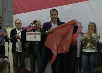 Jordan tanca la campanya amb una bandera de Tortosa: ‘De lliçons de tortosinisme, ningú’