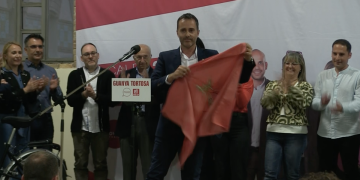 Jordan tanca la campanya amb una bandera de Tortosa: ‘De lliçons de tortosinisme, ningú’