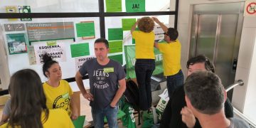 Tancament de protesta del sindicat USTEC als serveis d’Educació a les Terres de l’Ebre