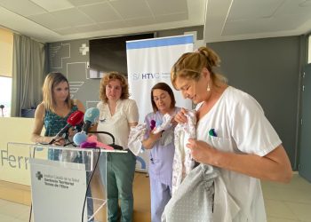 Capetes per al dol perinatal de Libèl·lules dels Estels per a l’hospital de Tortosa