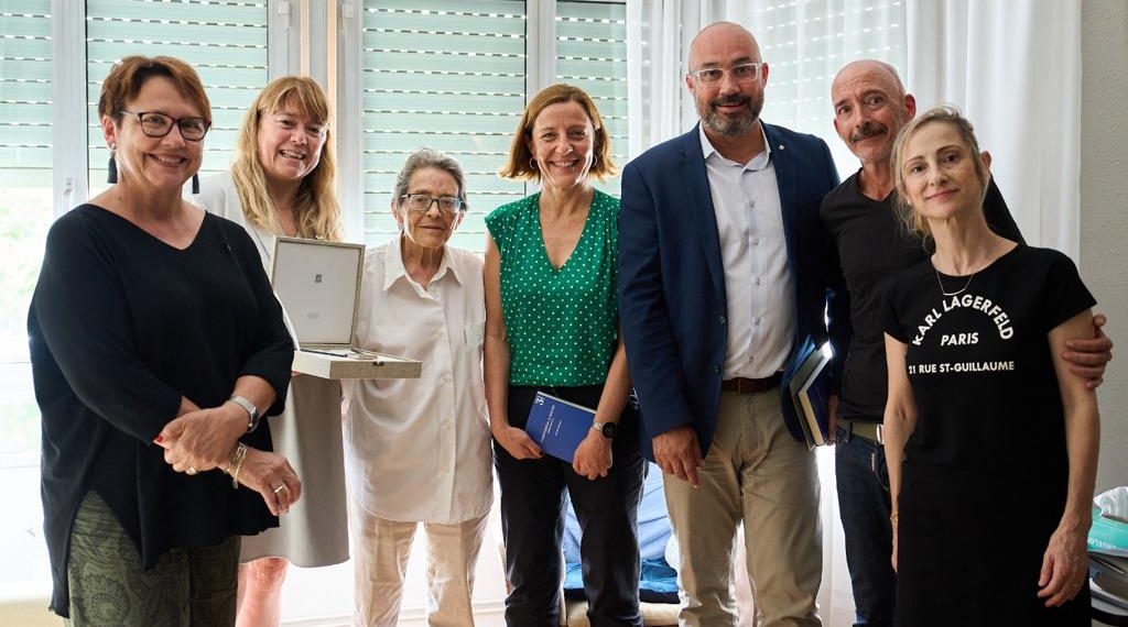 L’entrega a domicili de la Creu de Sant Jordi a l’escriptora tortosina Zoraida Burgos