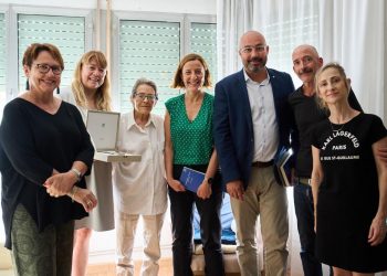 L’entrega a domicili de la Creu de Sant Jordi a l’escriptora tortosina Zoraida Burgos