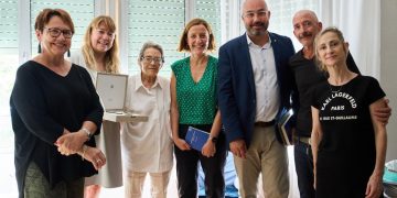 L’entrega a domicili de la Creu de Sant Jordi a l’escriptora tortosina Zoraida Burgos