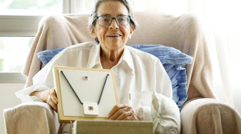 L’entrega a domicili de la Creu de Sant Jordi a l’escriptora tortosina Zoraida Burgos