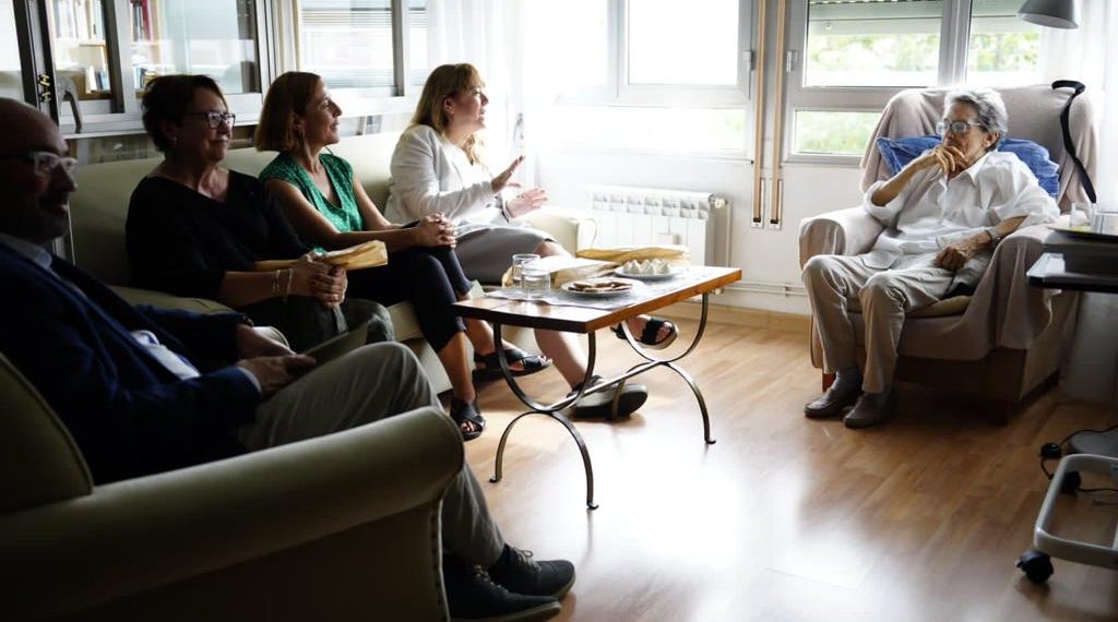 L’entrega a domicili de la Creu de Sant Jordi a l’escriptora tortosina Zoraida Burgos