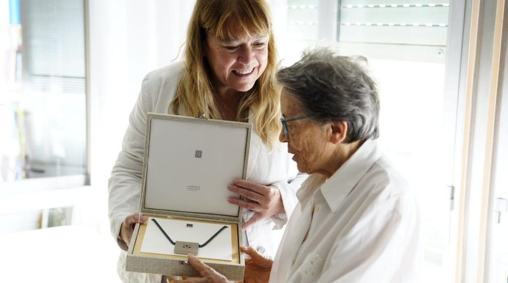 L’entrega a domicili de la Creu de Sant Jordi a l’escriptora tortosina Zoraida Burgos