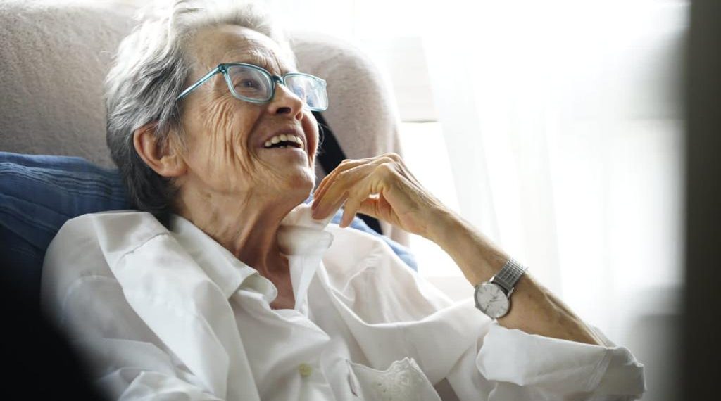 L’entrega a domicili de la Creu de Sant Jordi a l’escriptora tortosina Zoraida Burgos