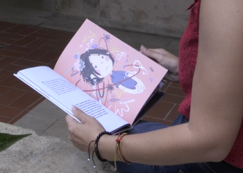 La falduda Nuria Bosch publica ‘Les flors de la Nura’, un conte sobre els abusos a infants