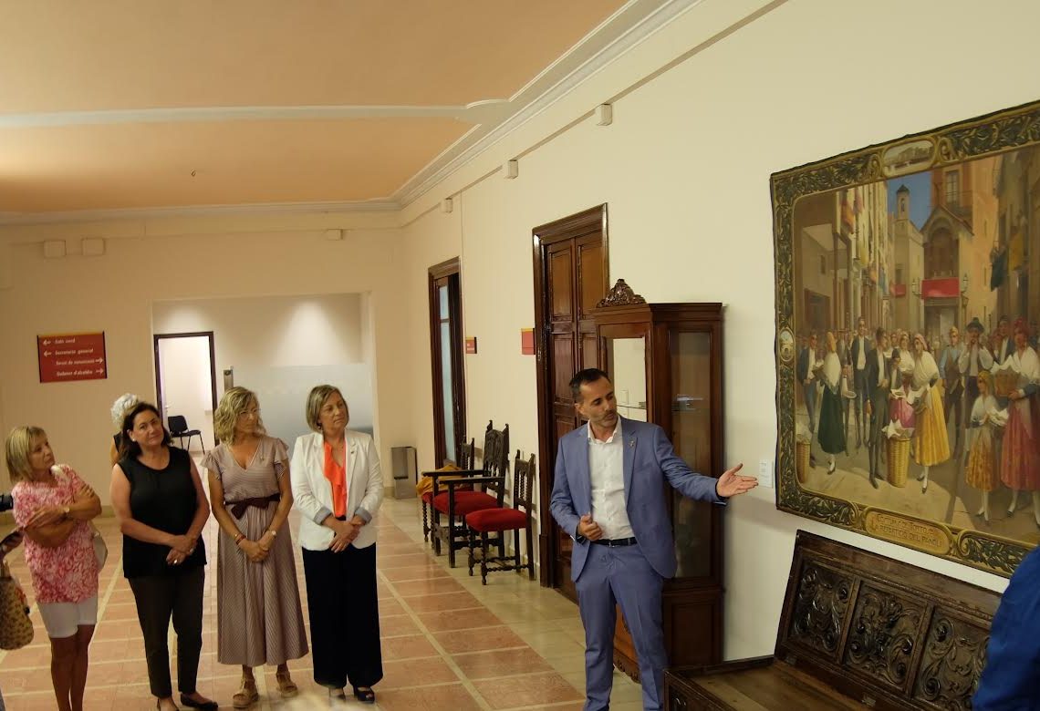 Cedeixen a l’Ajuntament de Tortosa un tapís d’Antoni Cerveto sobre el repartiment del panoli