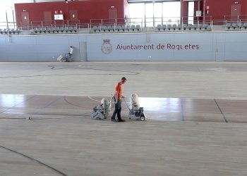 Roquetes reforma la pista del pavelló amb la millora del parquet i els camps de joc