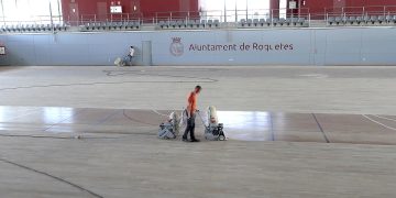 Roquetes reforma la pista del pavelló amb la millora del parquet i els camps de joc