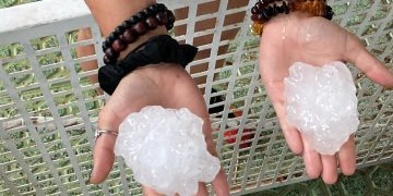 Una forta pedregada causa danys a vehicles i habitatges a la Sénia