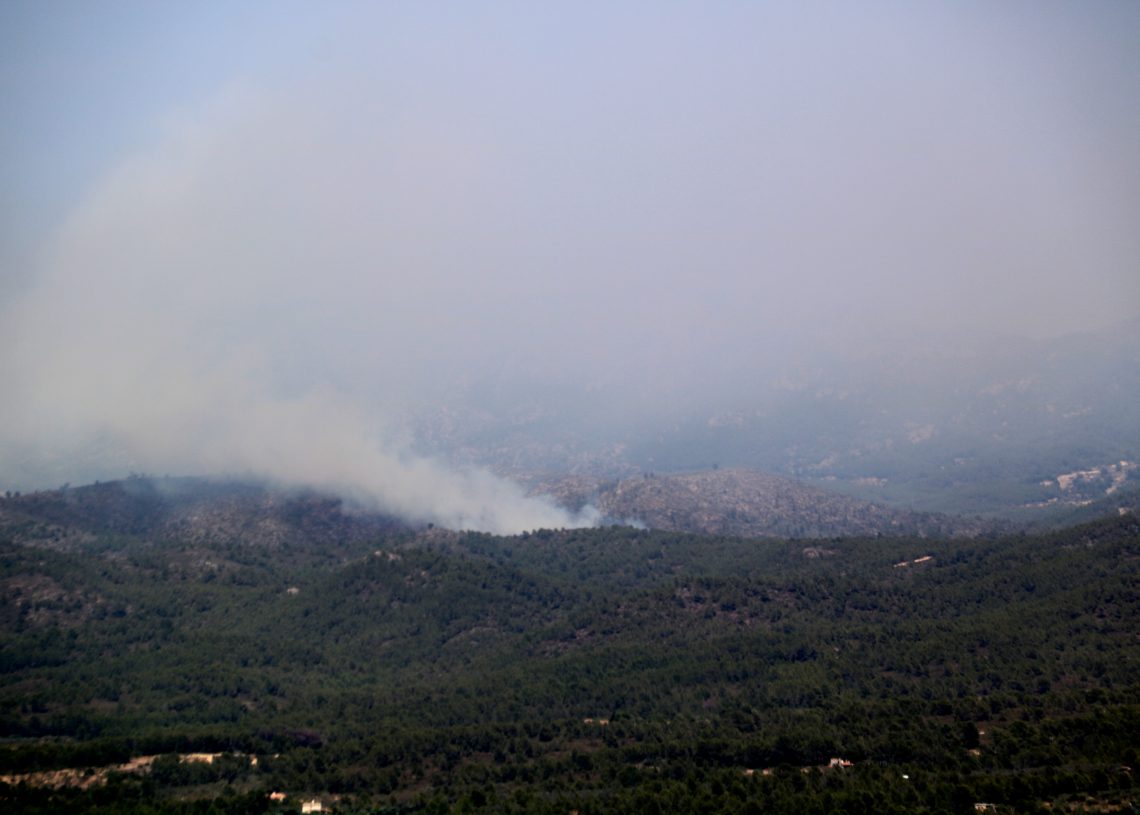 Els Bombers treballen per controlar dos incendis gairebé simultanis a Tivissa