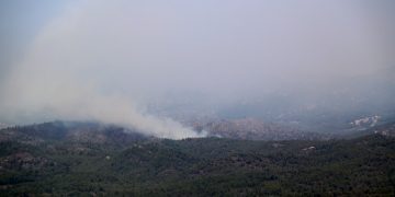 Els Bombers treballen per controlar dos incendis gairebé simultanis a Tivissa