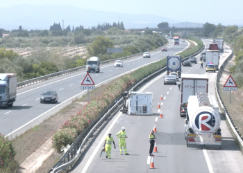 Un xoc entre un camió i una autocaravana a l’AP-7 a Camarles causa quatre ferits