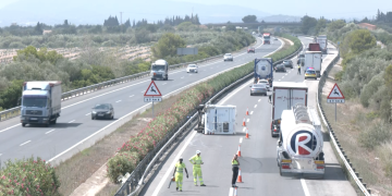 Un xoc entre un camió i una autocaravana a l’AP-7 a Camarles causa quatre ferits