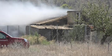 L’incendi d’una granja a Vinebre posa al descobert una plantació de marihuana