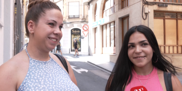 #VÍDEO El polèmic petó de Rubiales també genera debat als carrers de Tortosa