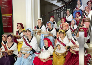 El típic panoli reparteix les pubilles pels barris de Tortosa en el segon dia de la Cinta