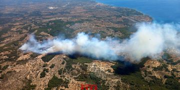 Una quarantena de dotacions dels Bombers treballen en un incendi forestal al Perelló
