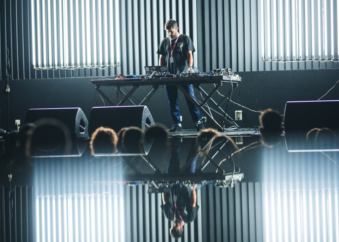 ‘Meta Music Machines’, una exposició sonora i lumínica de Lo Pati i Eufònic