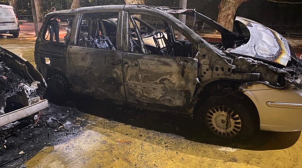 Els Mossos detenen un jove de 25 anys per l’incendi de quatre vehicles a Jesús