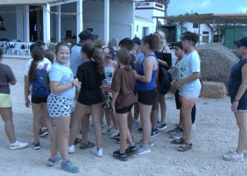 Més de 120 alumnes de Deltebre aprenen a Bombita les feines del conreu de l’arròs