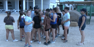 Més de 120 alumnes de Deltebre aprenen a Bombita les feines del conreu de l’arròs