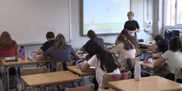 Alguns instituts de Tortosa i Deltebre ja prohibeixen l’entrada dels mòbils a les aules