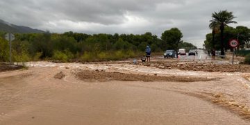 El temporal ja deixa més de 200 litres al Montsià i obliga a tallar l’N-340 i l’AP-7
