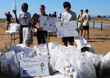 Joves de Catalunya, Illes Balears i la regió Occitània recullen prop de 6.000 burilles de les platges en una acció coordinada per l’Euroregió Pirineus-Mediterrània