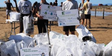 Joves de Catalunya, Illes Balears i la regió Occitània recullen prop de 6.000 burilles de les platges en una acció coordinada per l’Euroregió Pirineus-Mediterrània