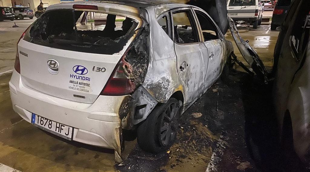 Els Mossos detenen un jove de 25 anys per l’incendi de quatre vehicles a Jesús