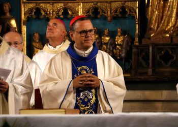 Més d’un miler de persones segueixen l’entrada del bisbe Gordo a la catedral de Tortosa