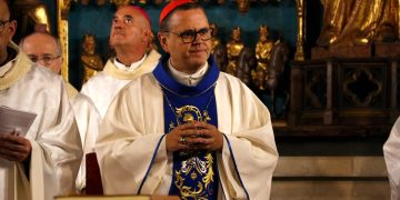 Més d’un miler de persones segueixen l’entrada del bisbe Gordo a la catedral de Tortosa