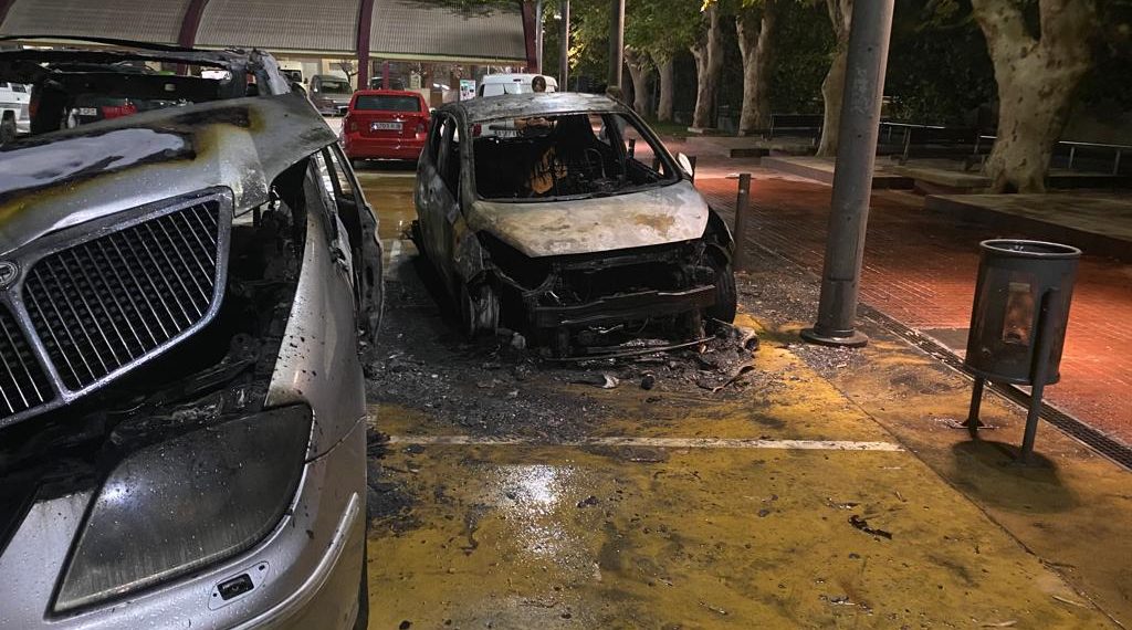 Els Mossos detenen un jove de 25 anys per l’incendi de quatre vehicles a Jesús