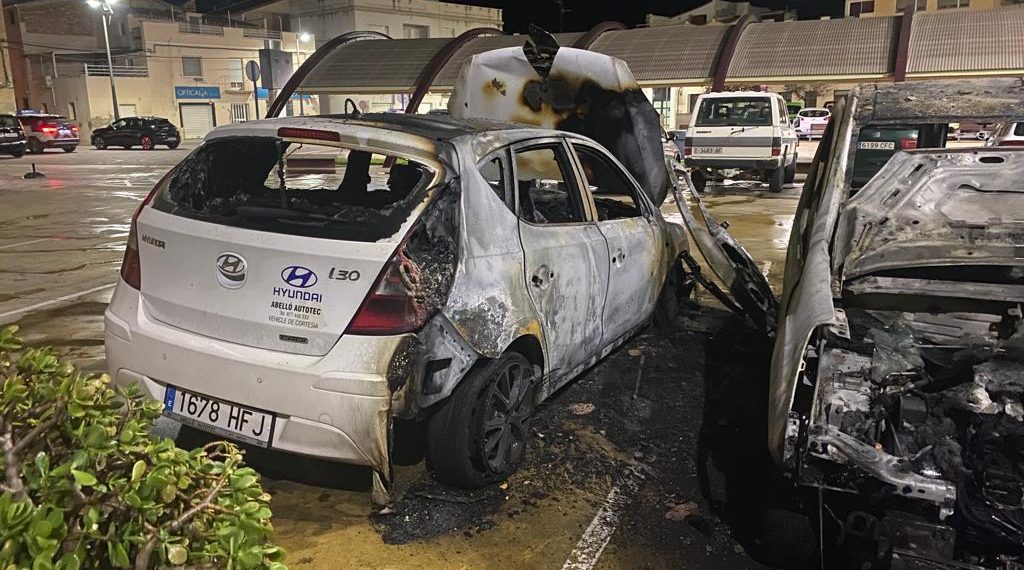 Els Mossos detenen un jove de 25 anys per l’incendi de quatre vehicles a Jesús