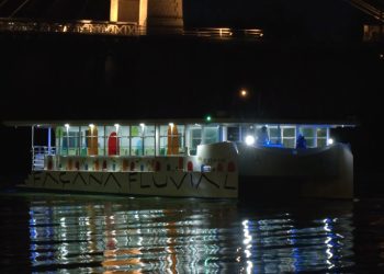 Les imatges exclusives de l’esperada arribada del vaixell elèctric a Amposta