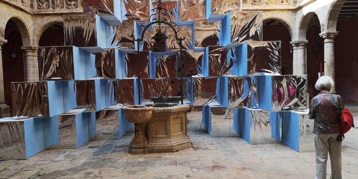 El jurat del festival A Cel Obert premia ‘Trasver’, la instal·lació dels Reials Col·legis