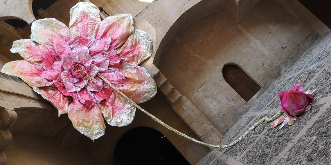 El jurat del festival A Cel Obert premia ‘Trasver’, la instal·lació dels Reials Col·legis